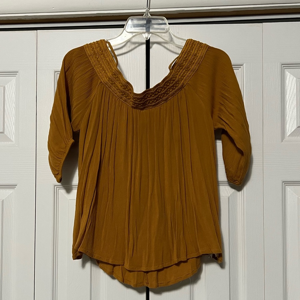3/$12 🎉 Marigold Off the shoulder shirt